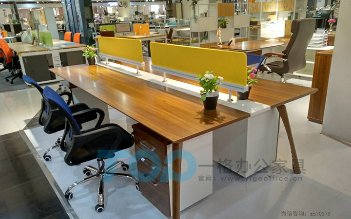 辦公屏風中的屏風(fēng)板可以左右(yòu)移動而(ér)且可以取下.JPG 辦公屏風中的屏風(fēng)板(bǎn)可以(yǐ)左右移(yí)動(dòng)而且可以取下.JPG