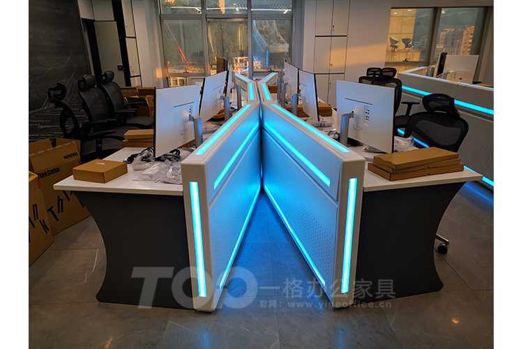 烤漆辦公桌加(jiā)帶燈.jpg 烤漆辦公桌加帶燈.jpg