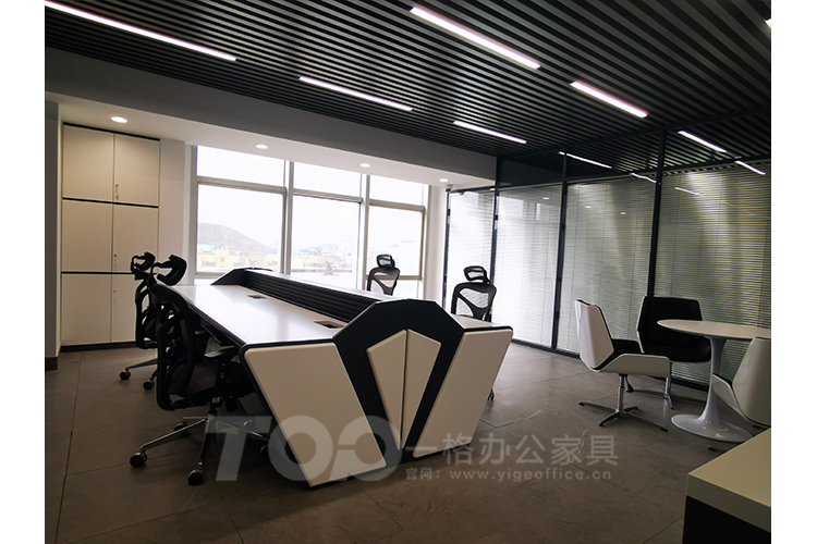 異形烤漆辦(bàn)公操作台.jpg 異形烤漆(qī)辦公操作台.jpg