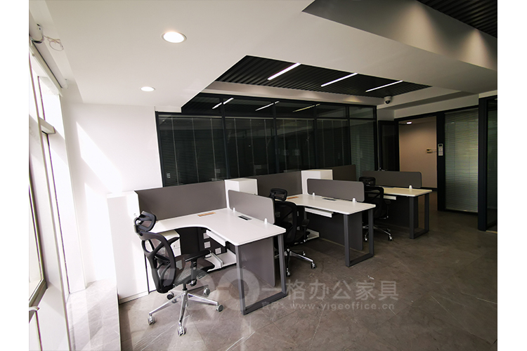 鋼架高屏風辦公(gōng)桌.jpg 鋼架高屏風(fēng)辦公桌(zhuō).jpg