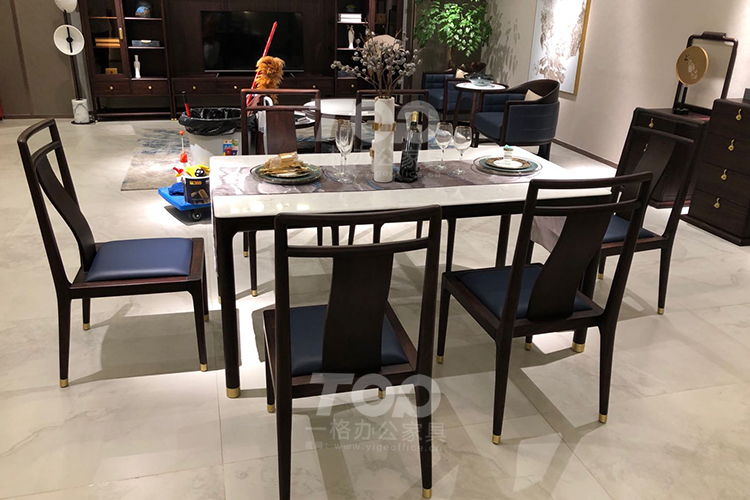 實木真皮餐桌.jpg 實木(mù)真皮餐桌(zhuō).jpg