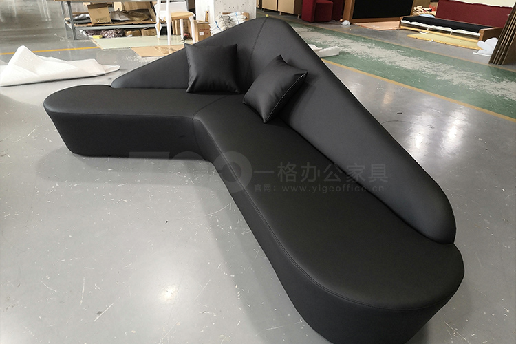 異形黑色西皮沙發（fā）.jpg